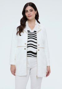 Короткое пальто