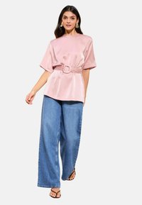 Атласная блузка