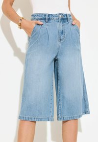 Короткие джинсы