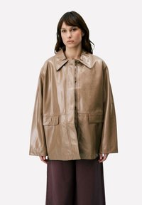 Короткое пальто Короткое пальто