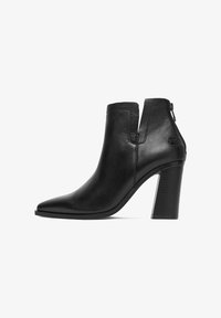 Высокие сапоги Высокие сапоги