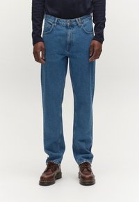 Прямые джинсы