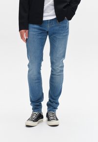 Прямые джинсы