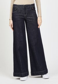 Клешеные джинсы Клешеные джинсы