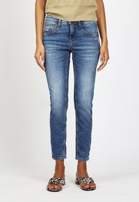 Короткие джинсы