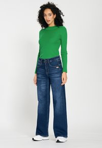 Свободные джинсы Свободные джинсы