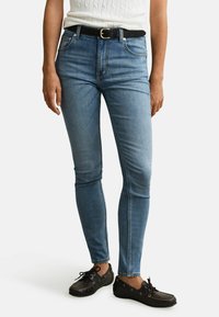 Узкие джинсы