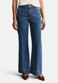 Клешеные джинсы