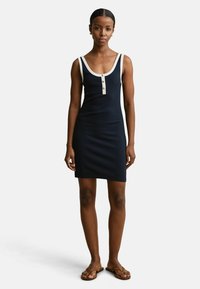 Платье футляр