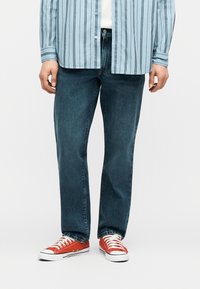 Прямые джинсы