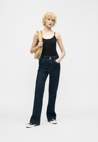 Топ на бретельках