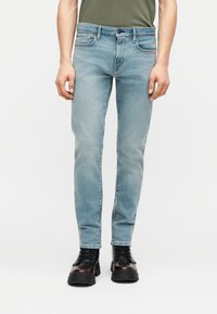 Узкие джинсы