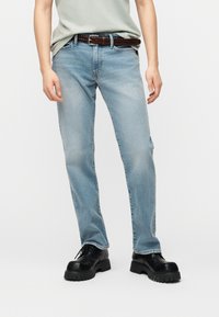 Прямые джинсы