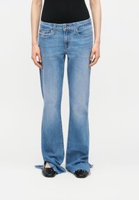 Клешеные джинсы