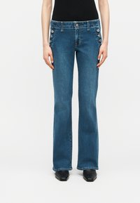 Клешеные джинсы