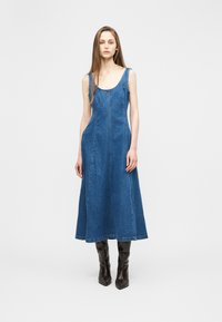 Джинсовый комбинезон