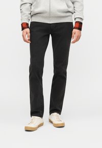 Узкие джинсы