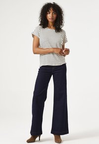 Клешеные джинсы