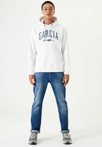 Узкие джинсы