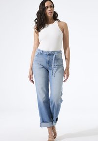 Прямые джинсы