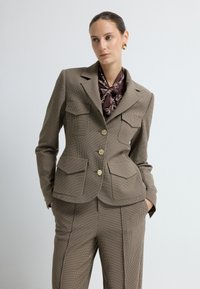 Блейзер с накладными карманами Блейзер с накладными карманами