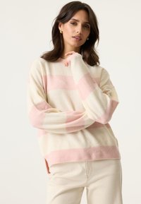 Пуловер в полоску