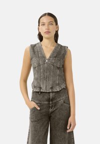 Джинсовый комбинезон