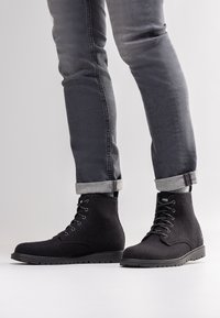 Ботинки на шнуровке Ботинки на шнуровке