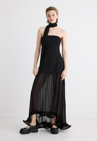 Платье без бретелек