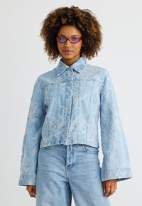 Джинсовая куртка