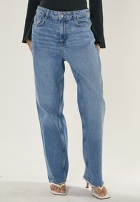 Свободные джинсы