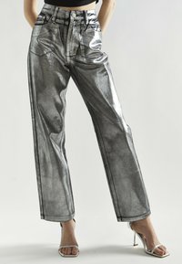 Прямые джинсы