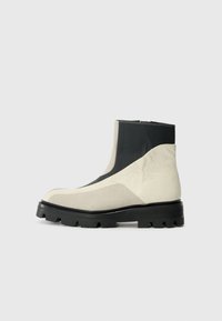 Сапожки на танкетке