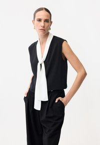 Блузка без рукавов