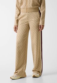 Спортивный костюм Спортивный костюм