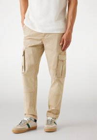 Брюки с накладными карманами