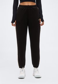 Спортивный костюм Спортивный костюм