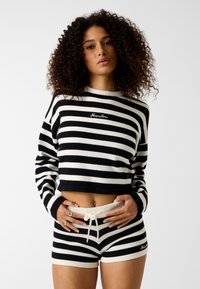 Пуловер в полоску