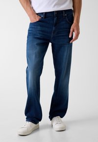 Прямые джинсы