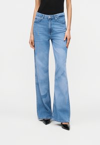 Свободные джинсы