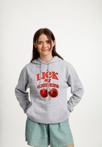 Пуловер с капюшоном Пуловер с капюшоном