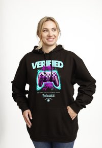 Пуловер с капюшоном Пуловер с капюшоном