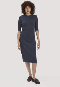 Платье футляр