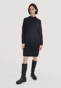 Вязаное платье