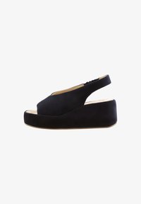 Босоножки на танкетке