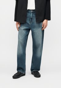 Свободные джинсы