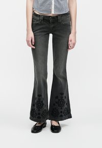 Клешеные джинсы