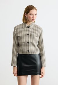 Короткий блейзер