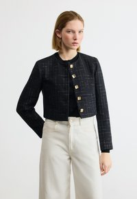 Короткий блейзер