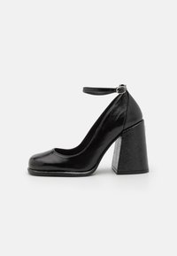 Туфли на высоком каблуке Туфли на высоком каблуке